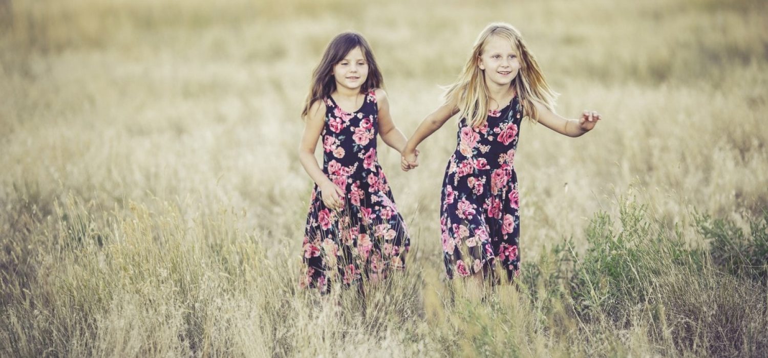 sisters_girls_summer_fun_children_playing_siblings_young_child-1067392